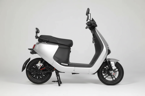 Scooter grauer Studio-Hintergrund 2